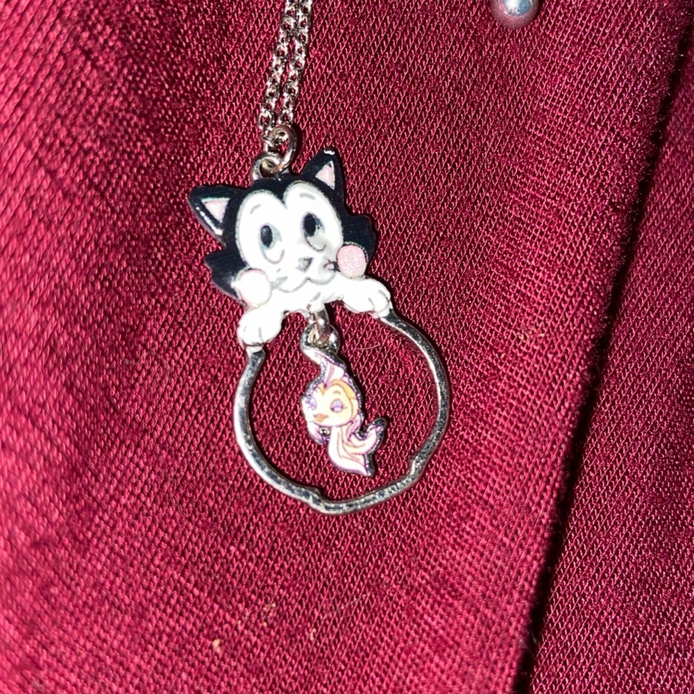 Disney NIP Cat & fish bowl pendant